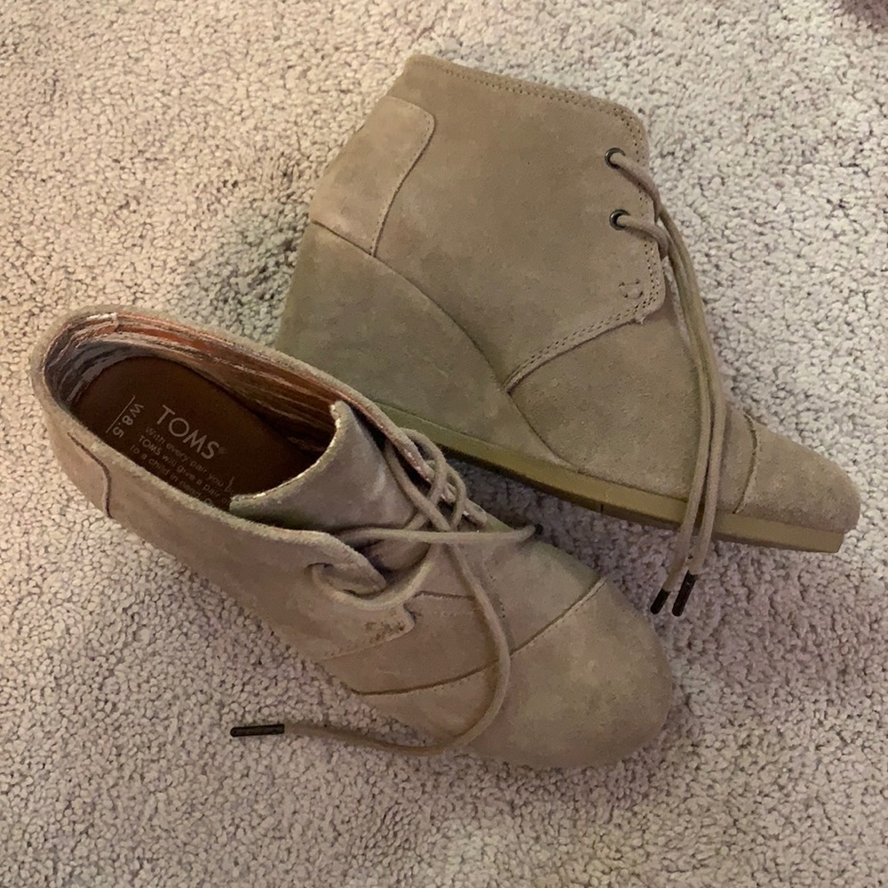 Size 8.5 Toms wedge booties. In good condition.